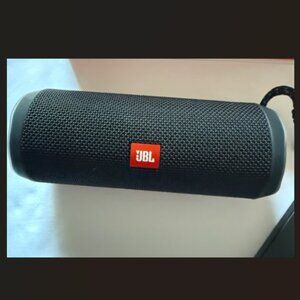 JBL Flip 4 Bluetooth Speaker - Black - barely used